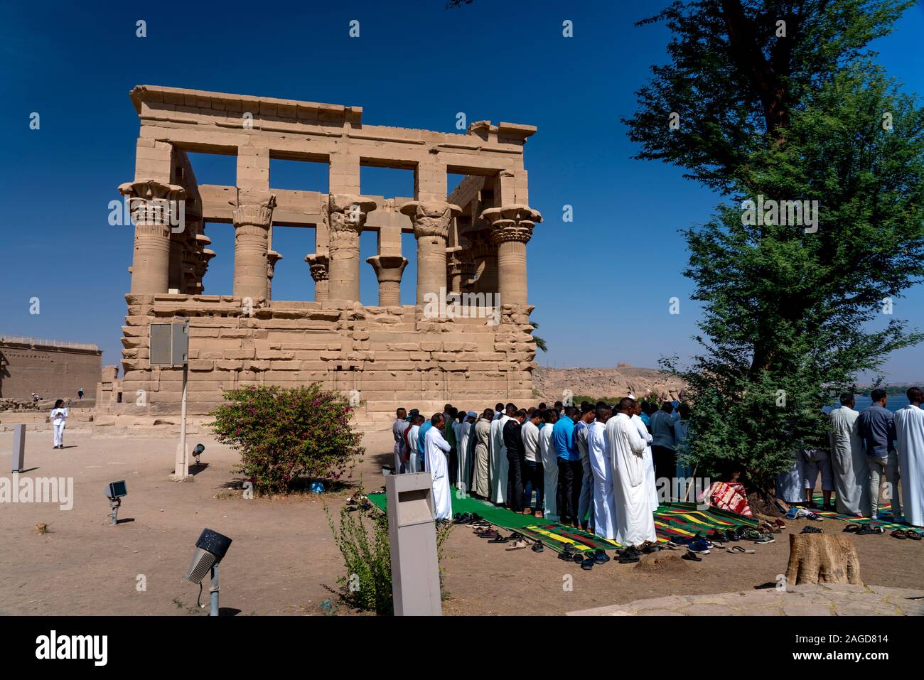 Novembre 2019, Egitto - musulmani pregano gli uomini durante il 'chiamata alla preghiera' il Tempio di Philae Foto Stock