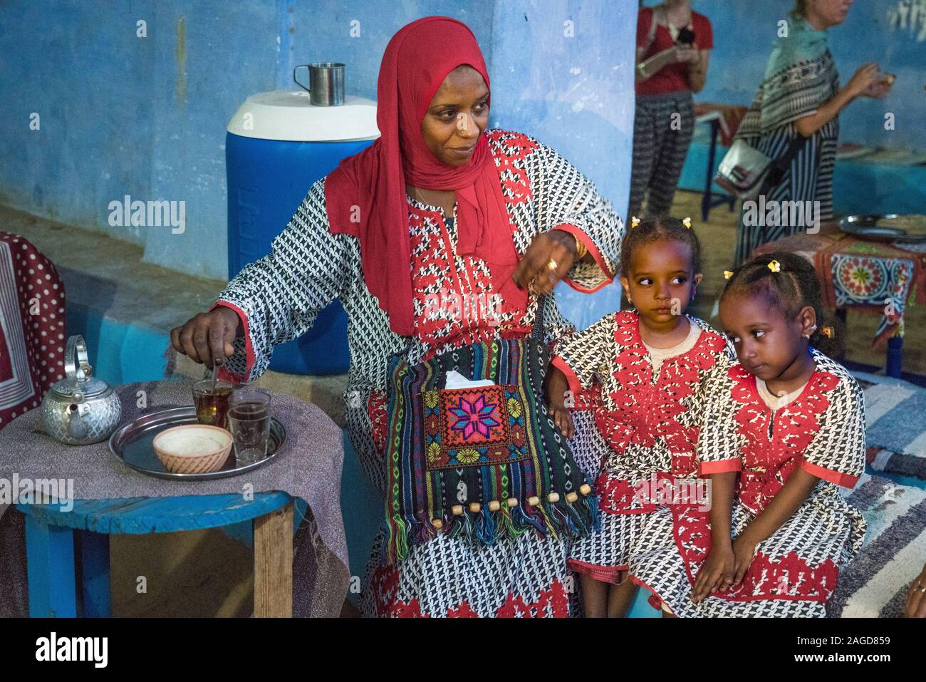 Novembre 2019, Egitto - Nubian Village mostra musulmana di madre e bambino in porta lungo il fiume Nilo in Egitto Foto Stock
