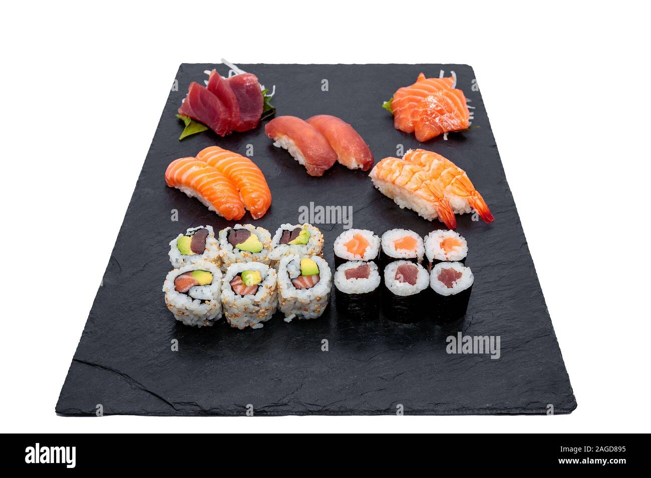 Ripresa ad alta angolazione di diversi sushi roll su un nero vassoio isolato su sfondo bianco Foto Stock
