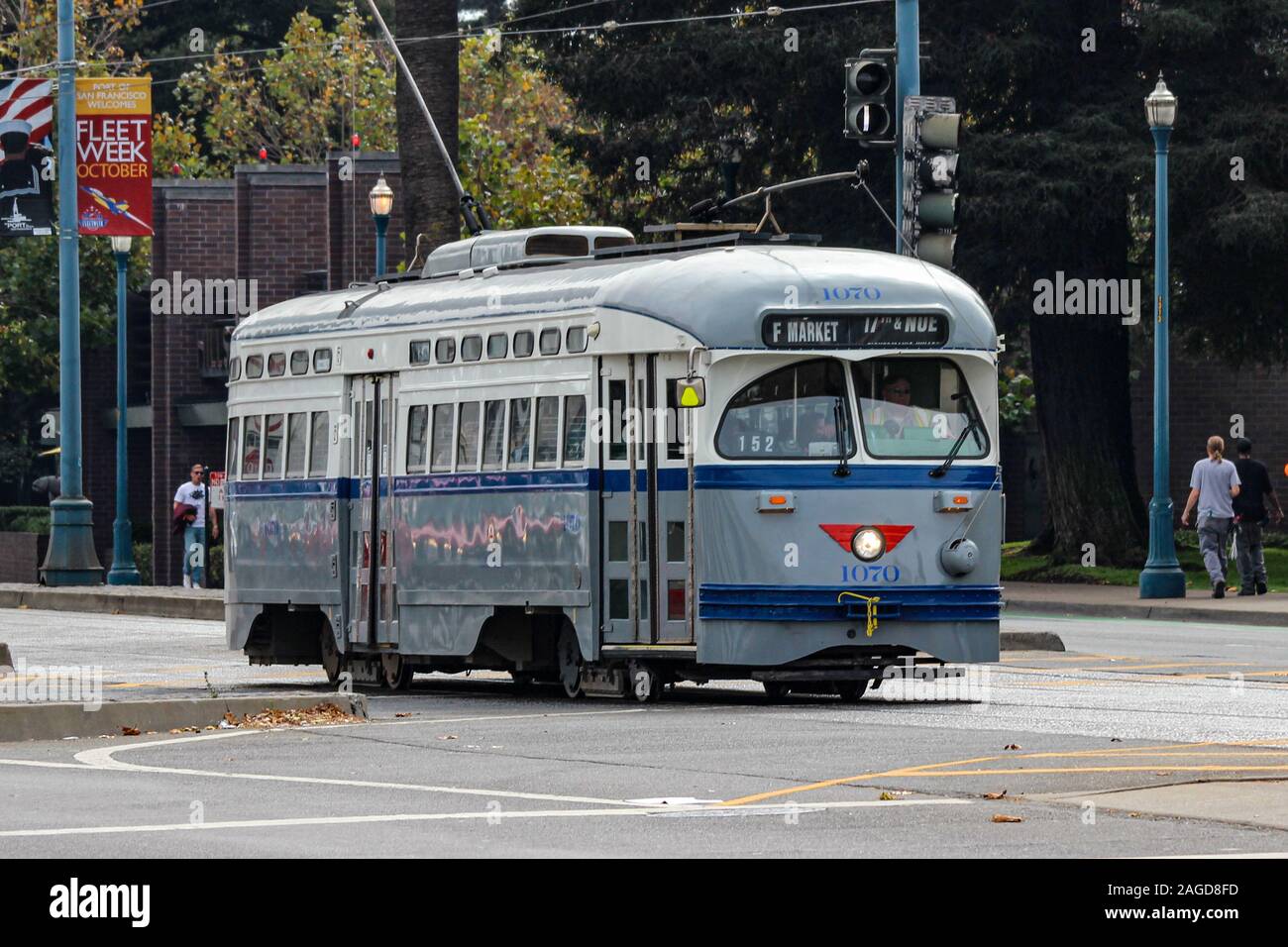 Heritage streetcar nel nord distriction sulla spiaggia di San Francisco, Stati Uniti Foto Stock