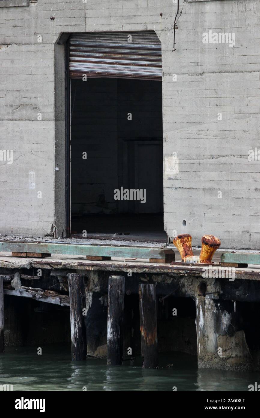 Magazzino concrete sul molo di San Francisco, Stati Uniti d'America Foto Stock