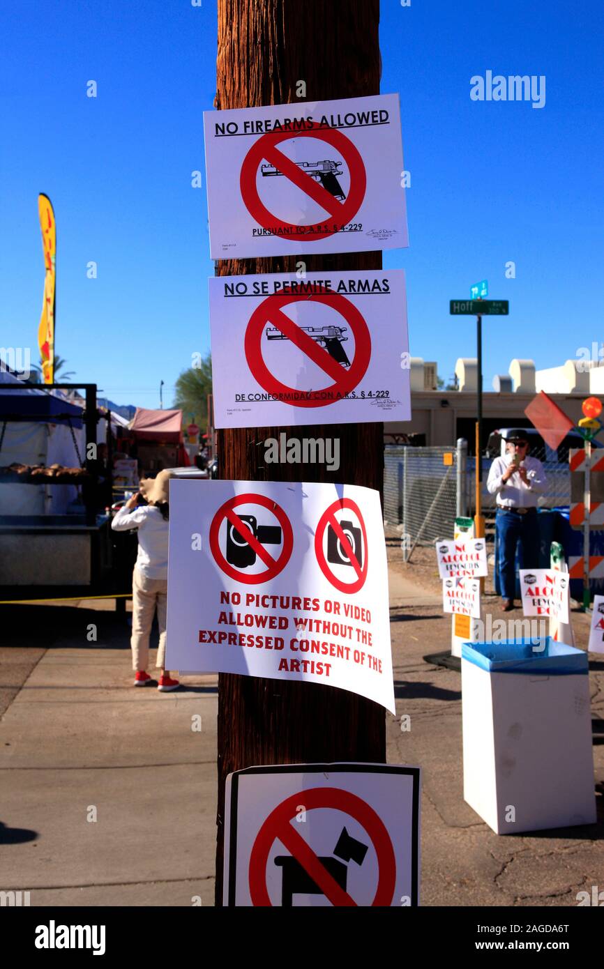 Molteplici segni pinzato a un palo di legno in un mercato di strada nel centro cittadino di Tucson AZ Foto Stock