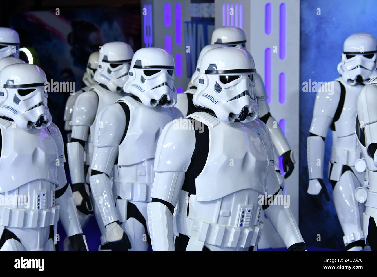 Londra, Regno Unito. Xviii Dicembre, 2019. Stormtroopers frequentare Star Wars, Il sorgere di Skywalker premiere, il nono episodio di Star Wars, Cineworld a Leicester Square, London, Regno Unito - 18 dicembre 2019 Credit: Nils Jorgensen/Alamy Live News Foto Stock