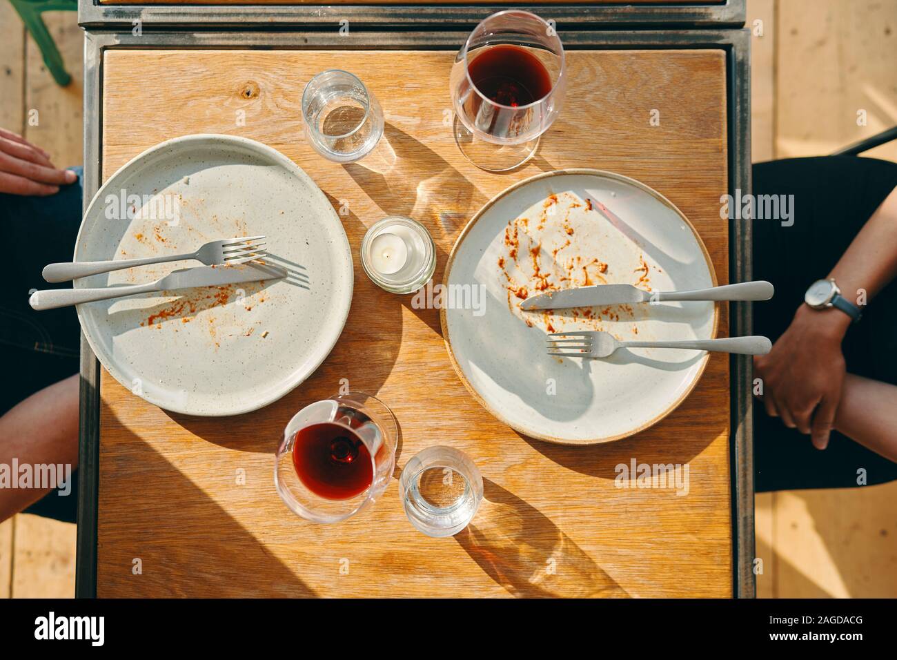 Amici finito di pasto in ristorante Foto Stock