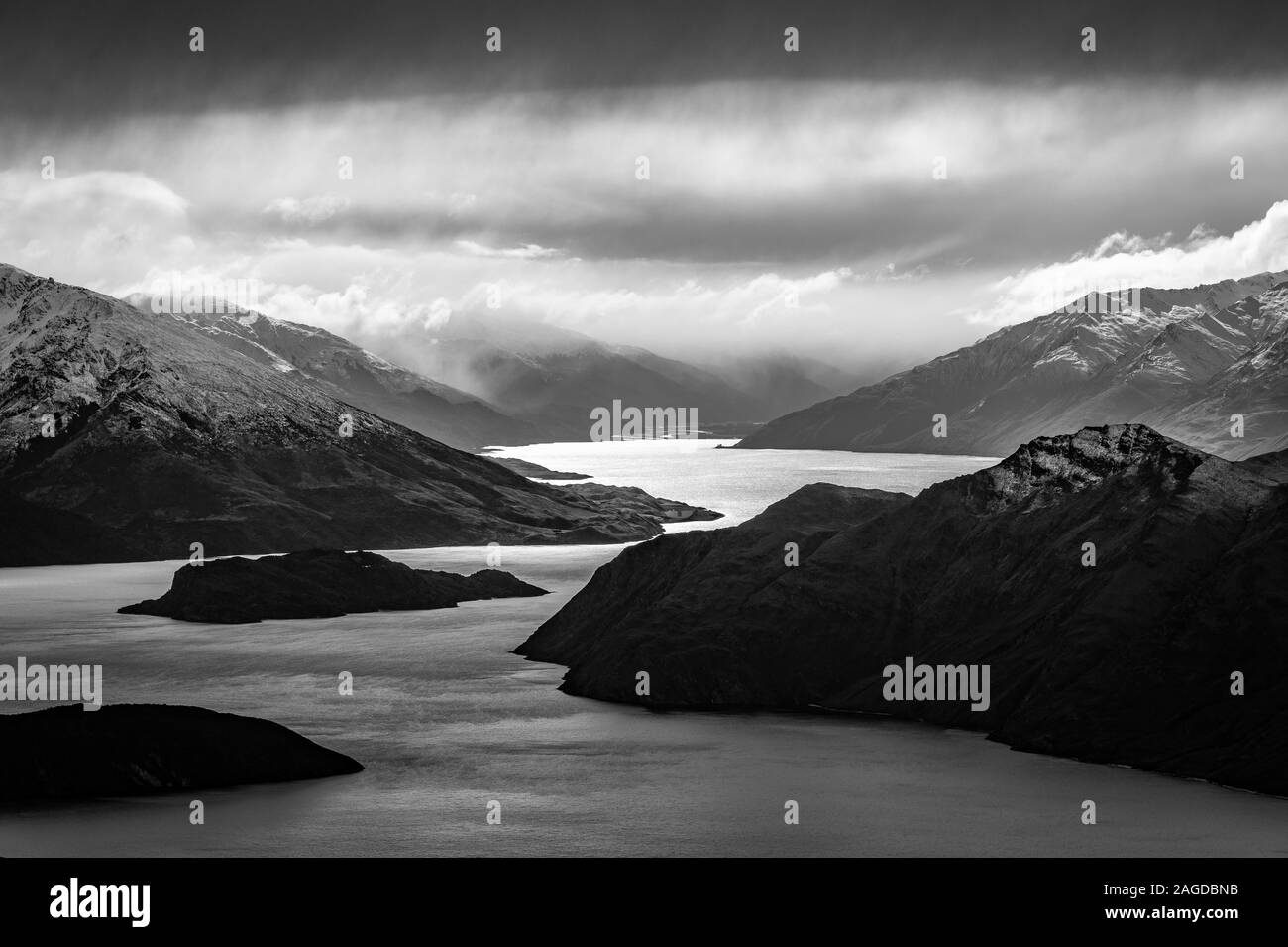 Immagine in scala di grigi del lago Wanaka in Nuova Zelanda sotto le nuvole tempesta Foto Stock