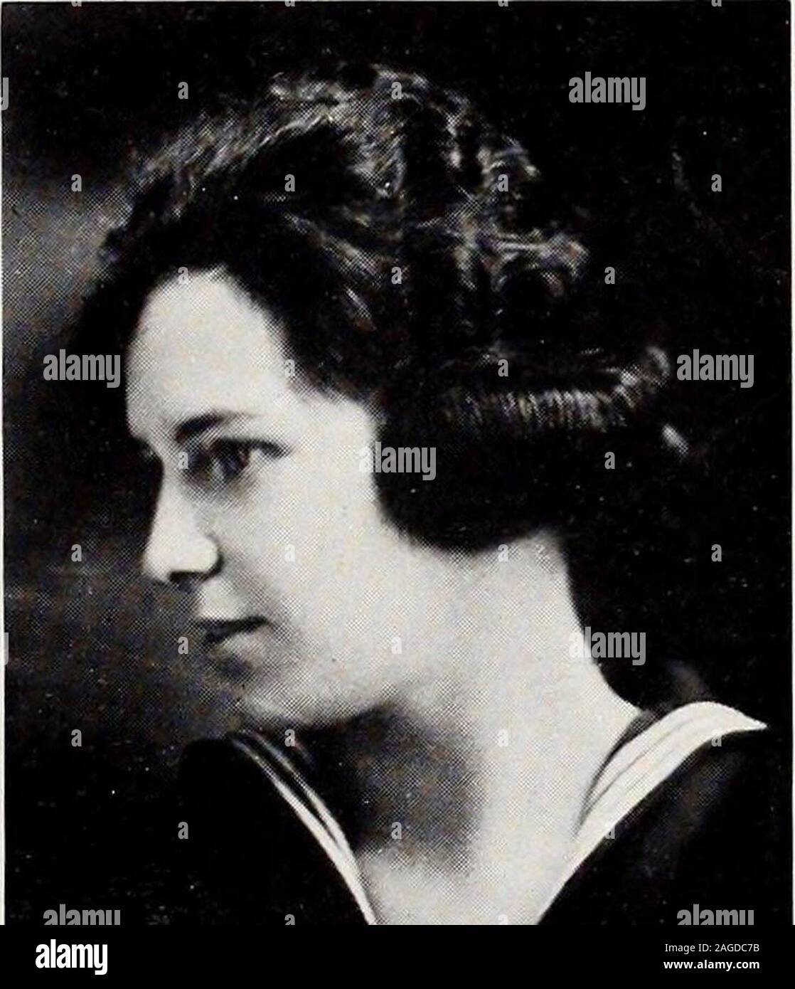 . Il Chsite [1920]. WILLIE BURT FULLERWake foresta, N. C. Girare il tuo volto al sun,e le ombre ivill cadere dietro di voi. Un affascinante personalità ha il nostro Bill. Ella è calorosa e cordiale, e uno dei preferiti tra i suoi compagni di classe. Sebbene care-libero e felice, ella è agirl del vero valore.. LOUISE MACON HARTSFIELDWake foresta, N. C, R. 2 e il suo modo modesto e grazioso aria,mostra il suo essere buono come lei è fiera. Heres a uno dei nostri migliori studenti! Ella è quietand schiva a meno che non sia attraversata da altri. Ella pos-sesses una rara mente. Vi è un numero sufficiente di fuoco e dissuadere-mination nel suo trucco per fissare il suo suc Foto Stock