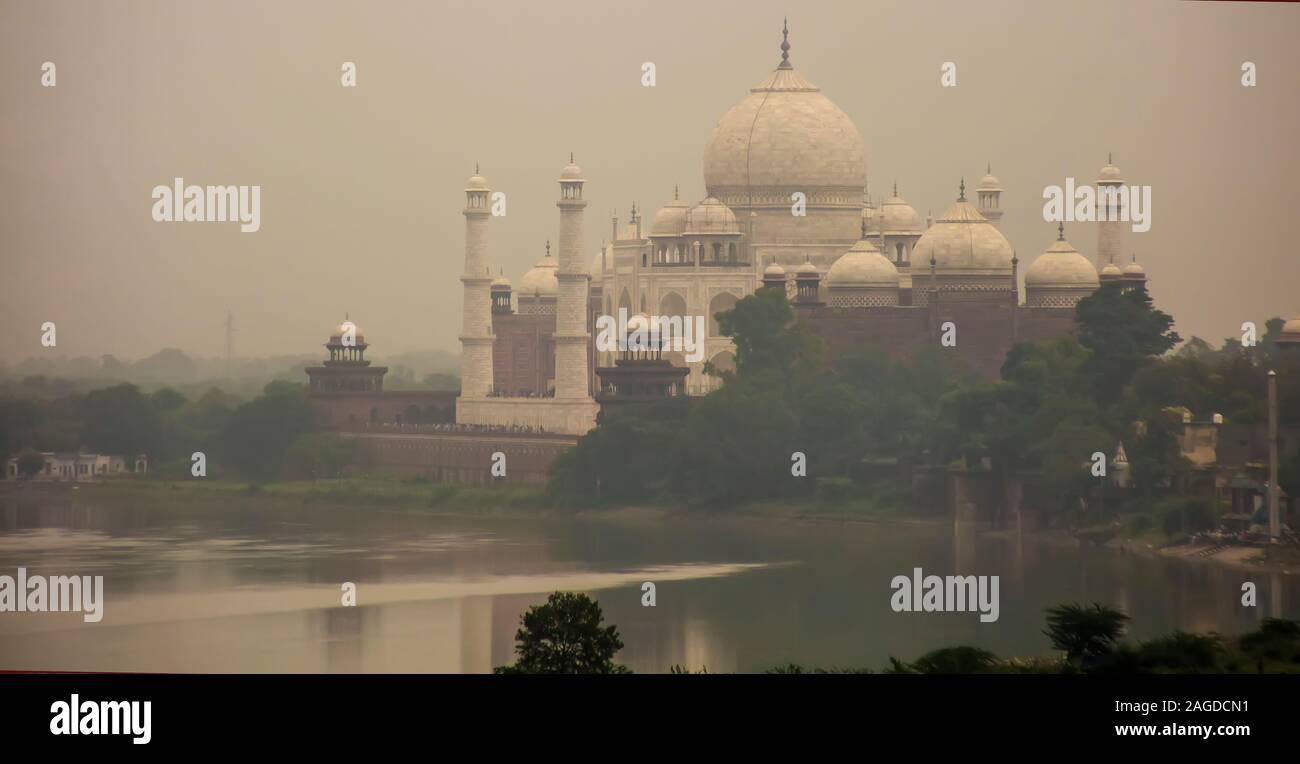 Taj Mahal Mausoleo visto attraverso foschia dal fiume Yamuna, Agra, Uttar Pradesh, India Foto Stock