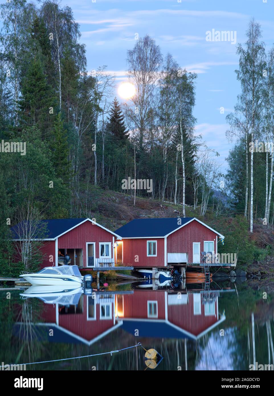 Barca e due capannoni in High Coast, Svezia Foto Stock