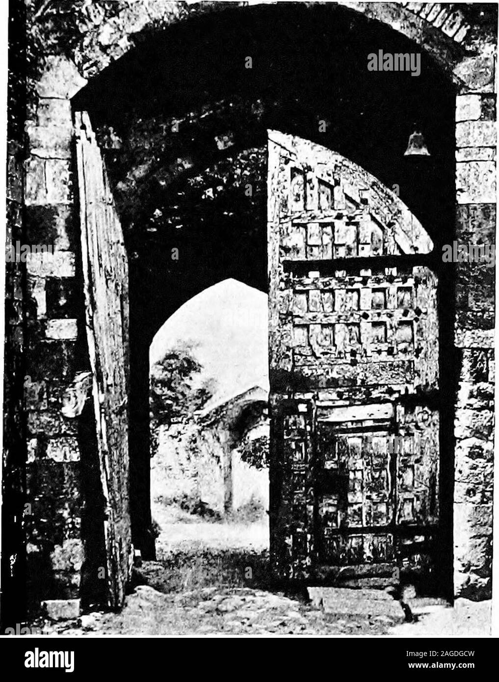 . Inglese di elementi in ferro battuto del XVII e XVIII secolo; uno storico & analytical conto dello sviluppo esterno smithcraft. ed per la notte. A meno che il castello era appollaiato, come Bamborough, su una roccia accessibile, la difesa securest alle porte era il ponte levatoio. Se una fortezza abitazione comandando la strada, likeAlnwick, o un moated£castello di un barone minore nel rifugio di aioUow, il ponte levatoio era almeno una volta l'unico mezzo di accesso,che potrebbero istantaneamente oflE becut sollevandolo whenit divenne uno scudo di im-mense forza nella parte anteriore delcarrello ingresso, imperviousto missili. Behi Foto Stock