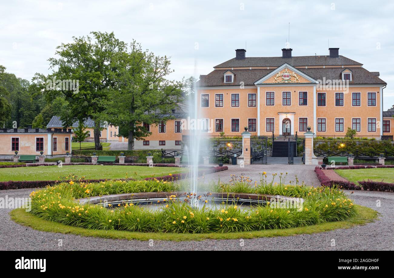 Edificio principale di Lövstabruk con una fontana di fronte a Roslagen, Svezia Foto Stock