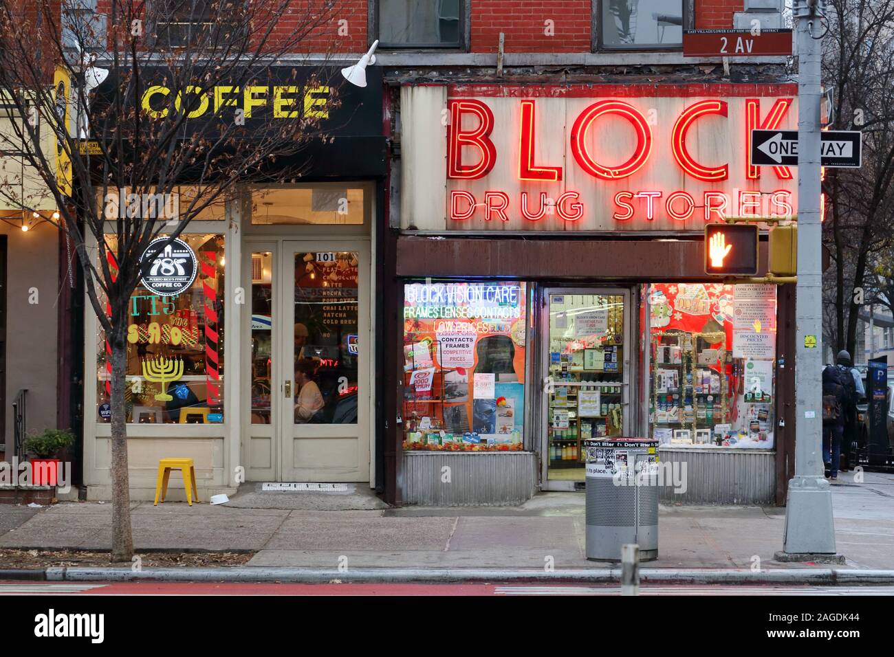 787 Coffee, Block Drug Store, 101 2nd Ave, New York, New York. Negozi esterni di un caffè di origine Puerto Rico e di un vecchio negozio di droga a Manhattan. Foto Stock