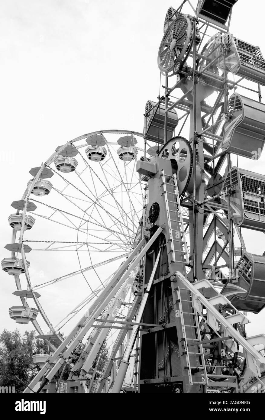 Cestello ride e ruota panoramica Ferris in fiera, 2015 Foto Stock