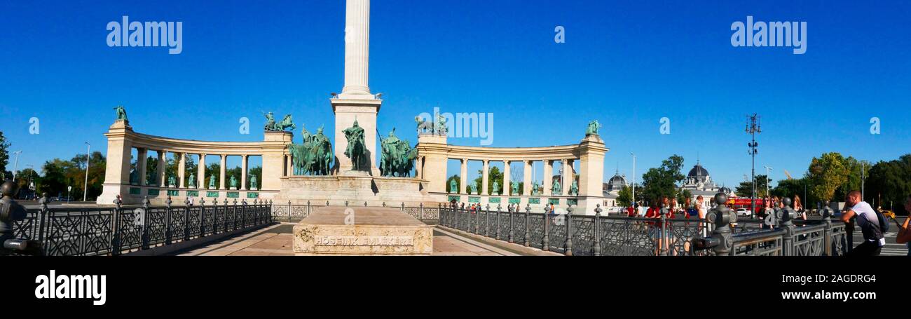 Piazza degli Eroi è nota per la sua iconica statua complesso che presenta sette chieftains di Magyars e altri importanti leader ungherese, nonché t Foto Stock