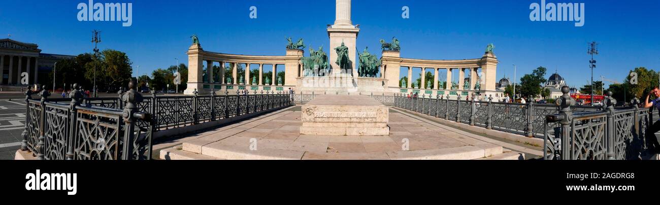 Piazza degli Eroi è nota per la sua iconica statua complesso che presenta sette chieftains di Magyars e altri importanti leader ungherese, nonché t Foto Stock