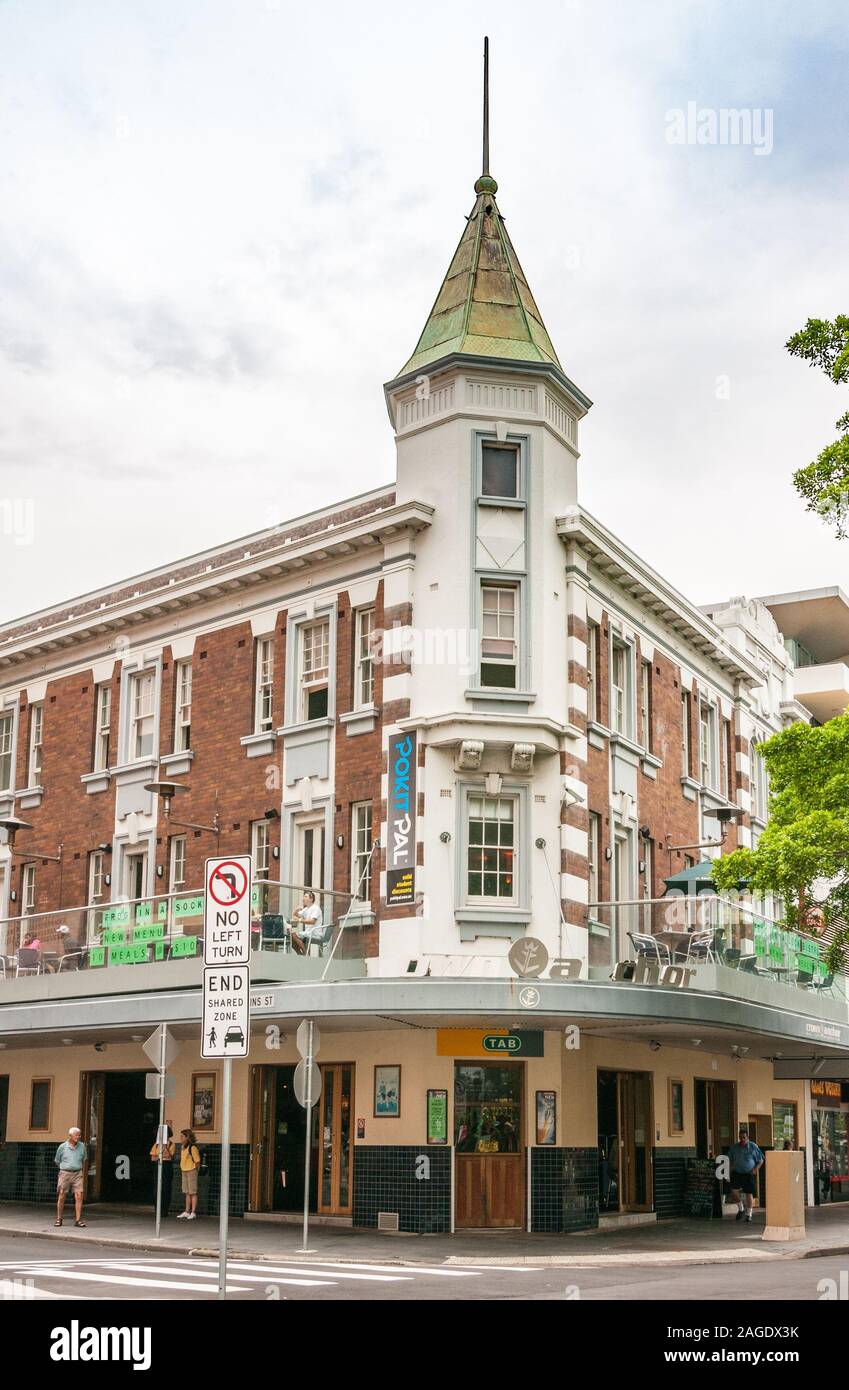 Newcastle, Australia - 10 dicembre 2009: Storico Crown & Anchor Hotel su un angolo del cacciatore e Perkins street con il suo tetto verde torre sotto bianco c Foto Stock