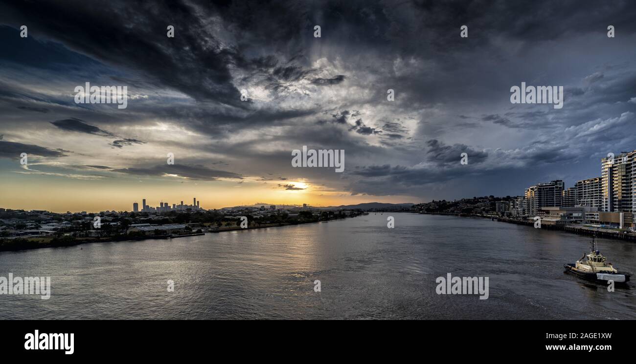 Ampio shot degli edifici vicino al fiume Brisbane Il Porto di Brisbane in Australia Foto Stock