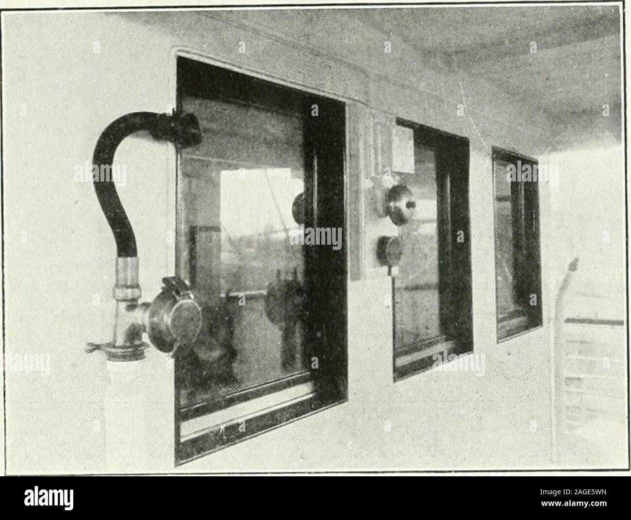 . La costruzione navale e la spedizione Record. e Cement Co., Ld., i produttori della celebre silice AberthawHigh Lo^v di allumina di cemento Portland. SiO, 25.38 AI2O3 3.73 CaO 65.26 così, 0,56 particolarmente adatto per lavori di mare e di smaltimento delle acque reflue, lavoro o dove gli acidi, gli oli e gli alcali possono essere incontrati. I potenziali clienti sarà offerta ogni opportunità per eseguire le prove in loro o dei nostri laboratori. Solo gli agenti di vendita :- T. BEYNON & CO., Ld.,Merthyr House, Cardiff; 6, LIME STREET SQUARE, Londra, E.C.; e 11, RUE Ambroise Thomas, Parigi. Opere: ABERTHAW, glam. SA-i- VOU VIDE LN TDE S. *. ". R. Foto Stock