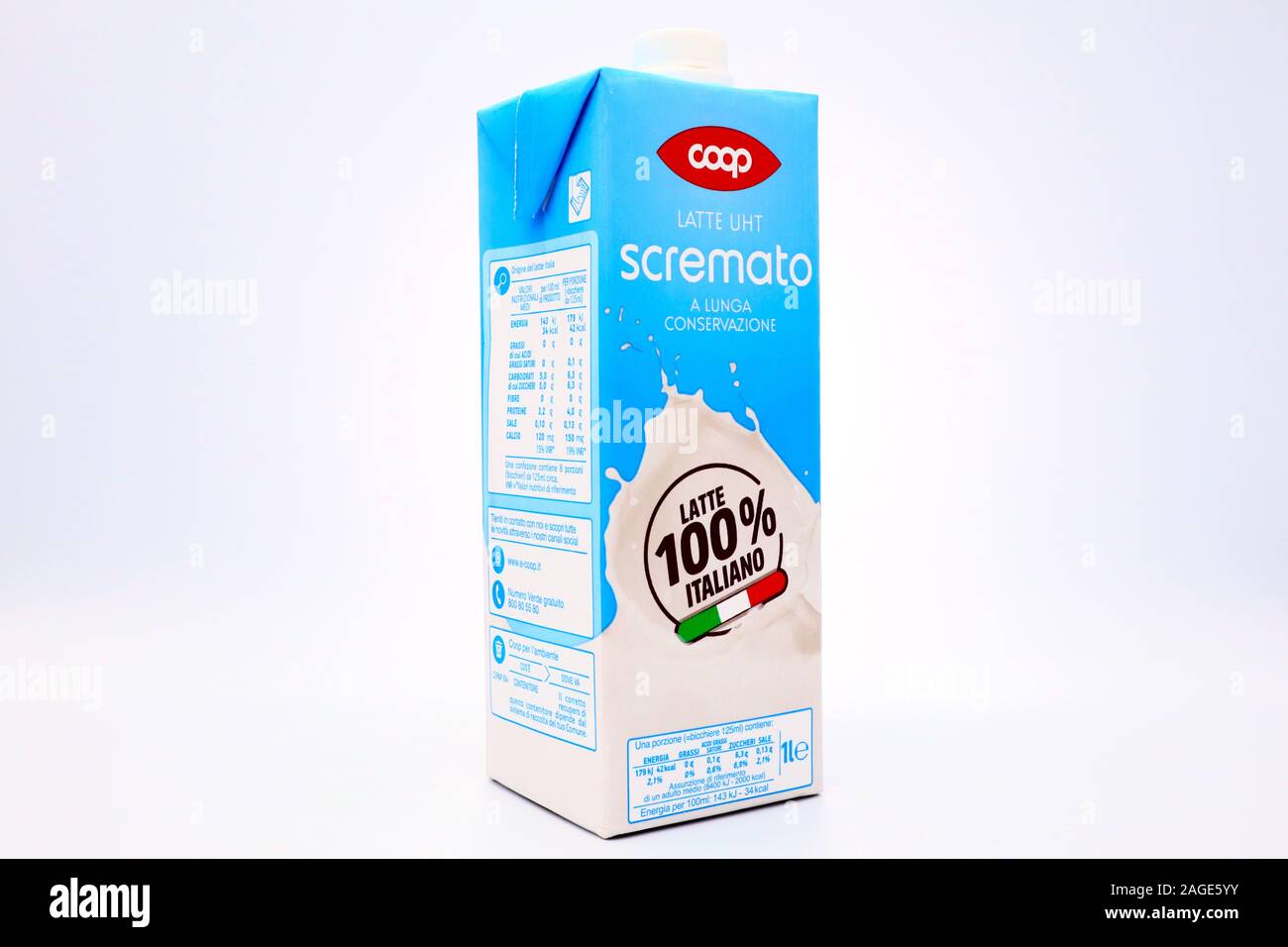 Coop latte pastorizzato latte magro. Latte italiano prodotto per il  supermercato Coop catena da Sterilgarda. Settore imballaggi Tetra Pak Foto  stock - Alamy