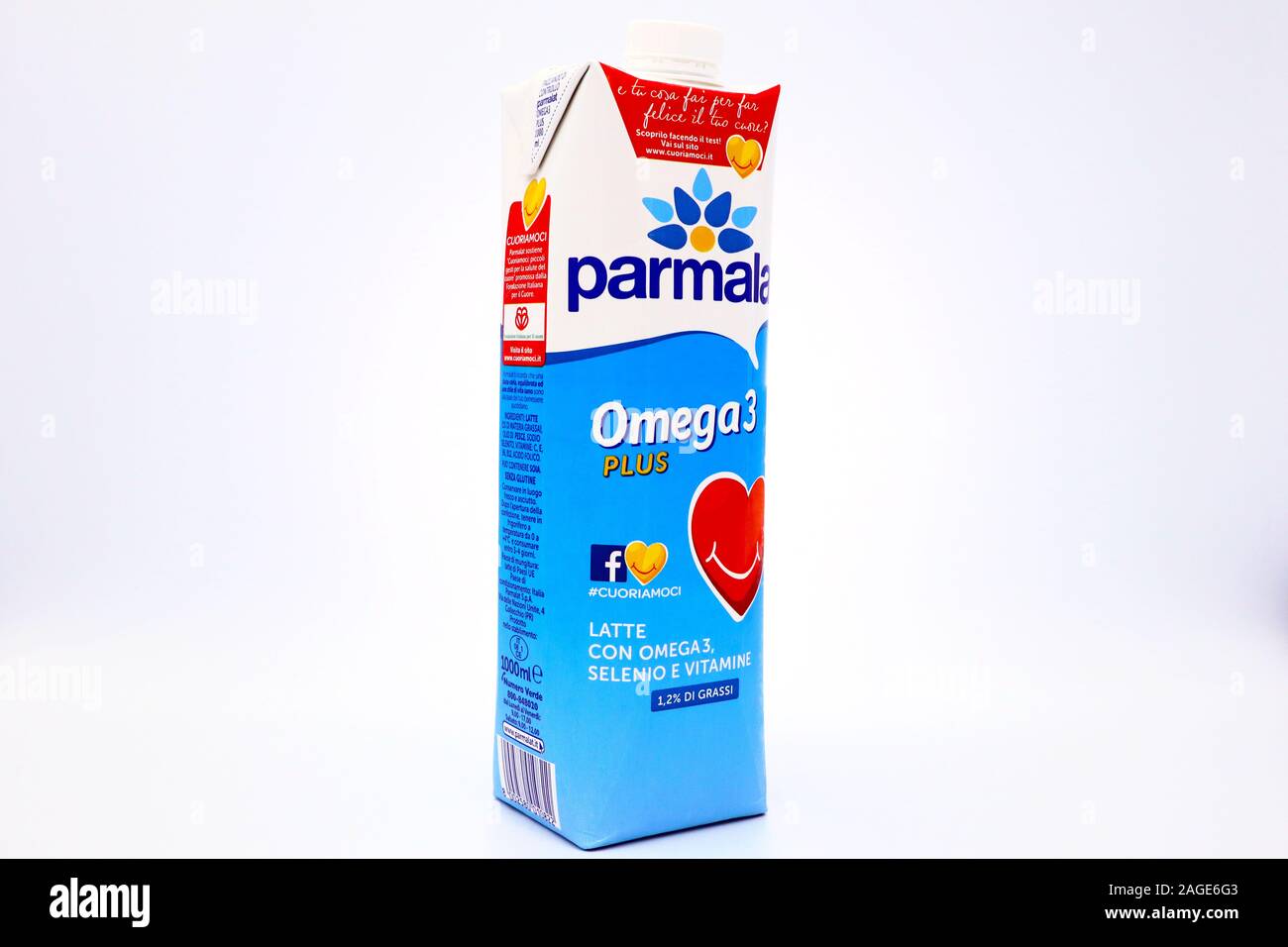 Parmalat Omega 3 Latte pastorizzato latte magro. Settore imballaggi Tetra  Pak Foto stock - Alamy