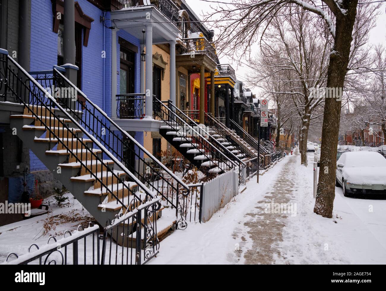 Inverno scena di Montreal, sul Plateau con case colorate e coperta di neve scala esterna e il marciapiede Montreal, Canada Foto Stock