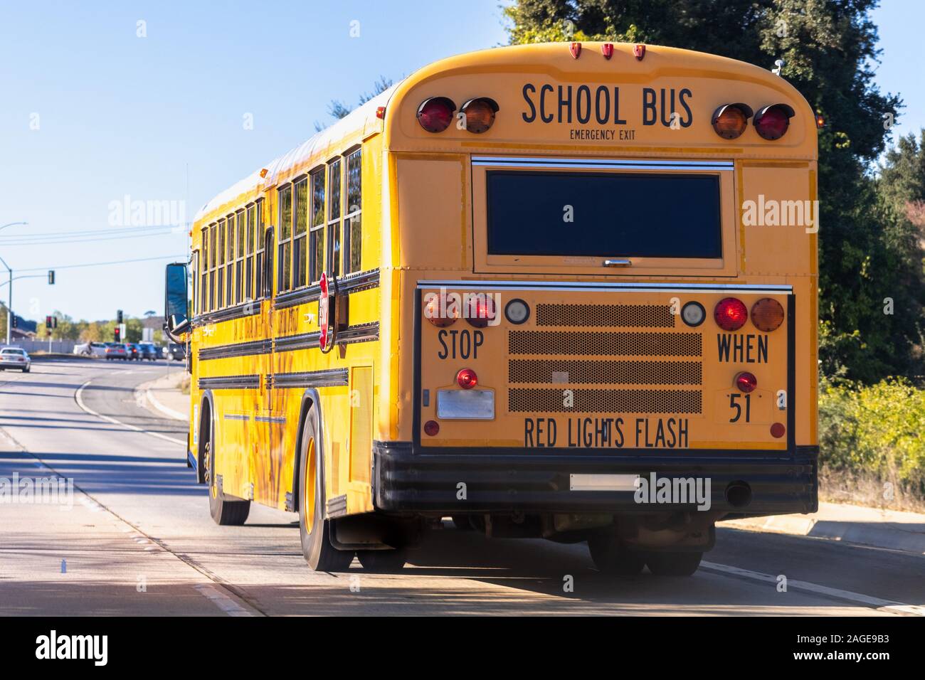 Dic 9, 2019 Los Angeles / CA / STATI UNITI D'AMERICA - Vista posteriore del bus di scuola guida su strada Foto Stock