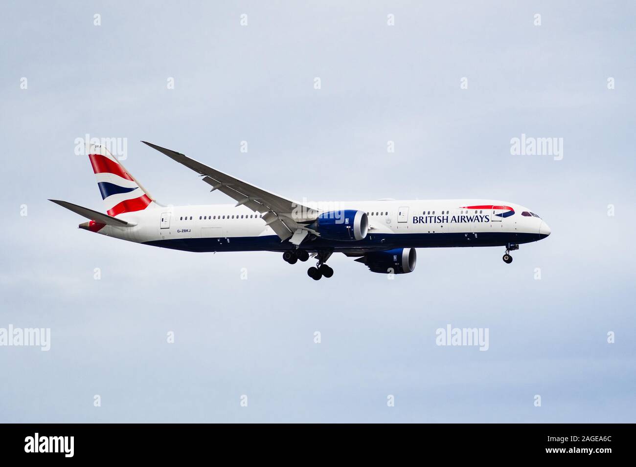 Dic 11, 2019 San Jose / CA / STATI UNITI D'AMERICA - British Airways gli aeromobili in avvicinamento Norman Y. Mineta San Jose Aeroporto Internazionale e preparare per l'atterraggio; clo Foto Stock