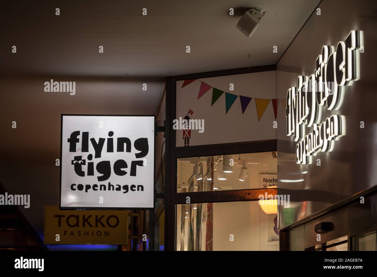 BRNO, Repubblica Ceca - 5 Novembre 2019: Flying Tiger Logo nella parte anteriore del loro negozio di Brno. Flying Tiger è una varietà danese catena di negozi vendono principalmente acces Foto Stock