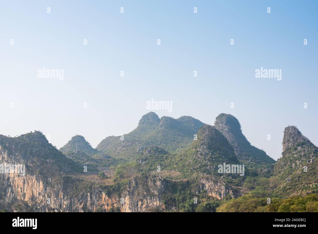 Formazione carsica e nebbioso calcare paesaggio montano tra Guiling e Yangshuo, provincia di Guangxi, Cina Foto Stock