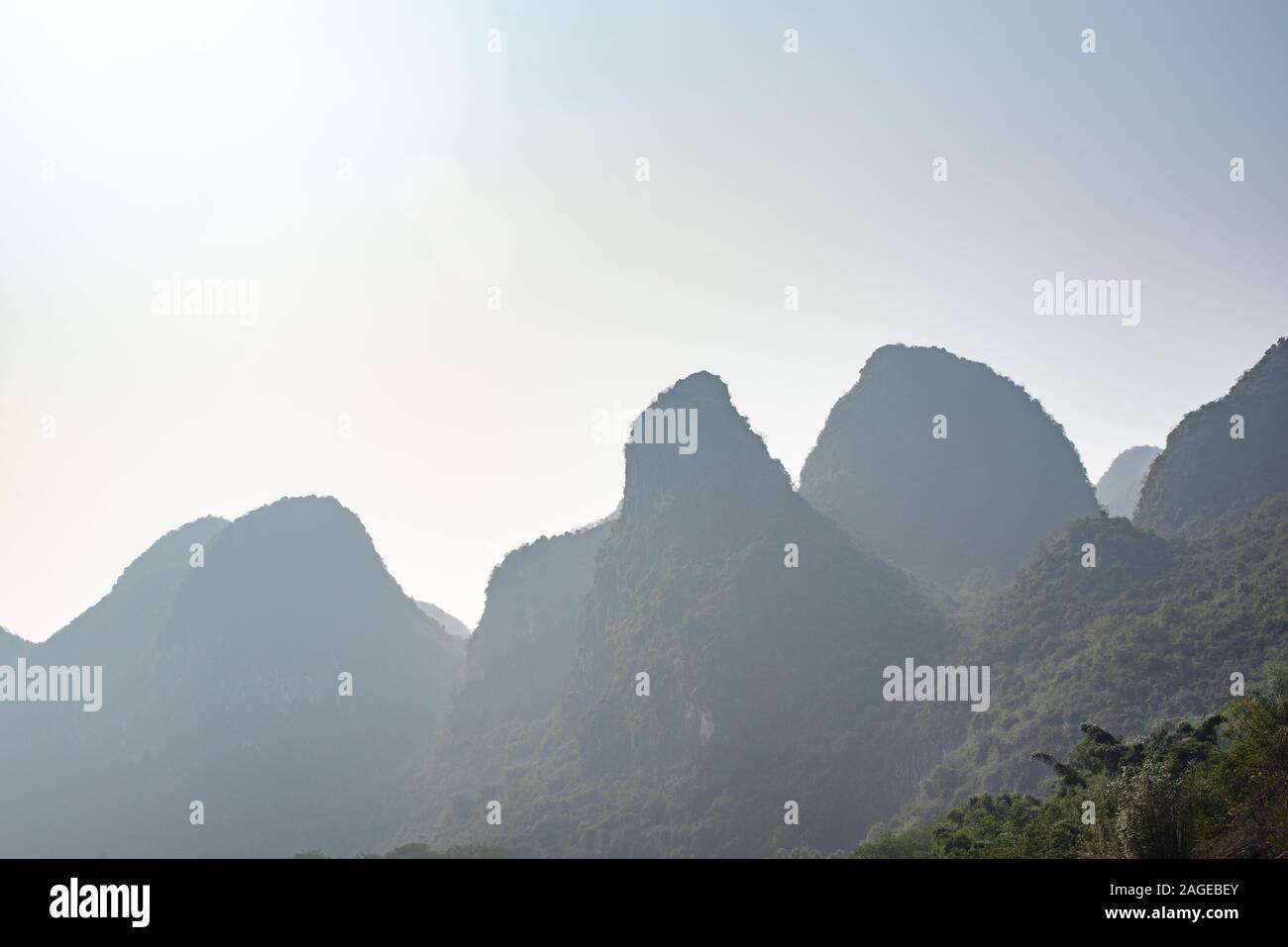 Formazione carsica e nebbioso calcare paesaggio montano tra Guiling e Yangshuo, provincia di Guangxi, Cina Foto Stock