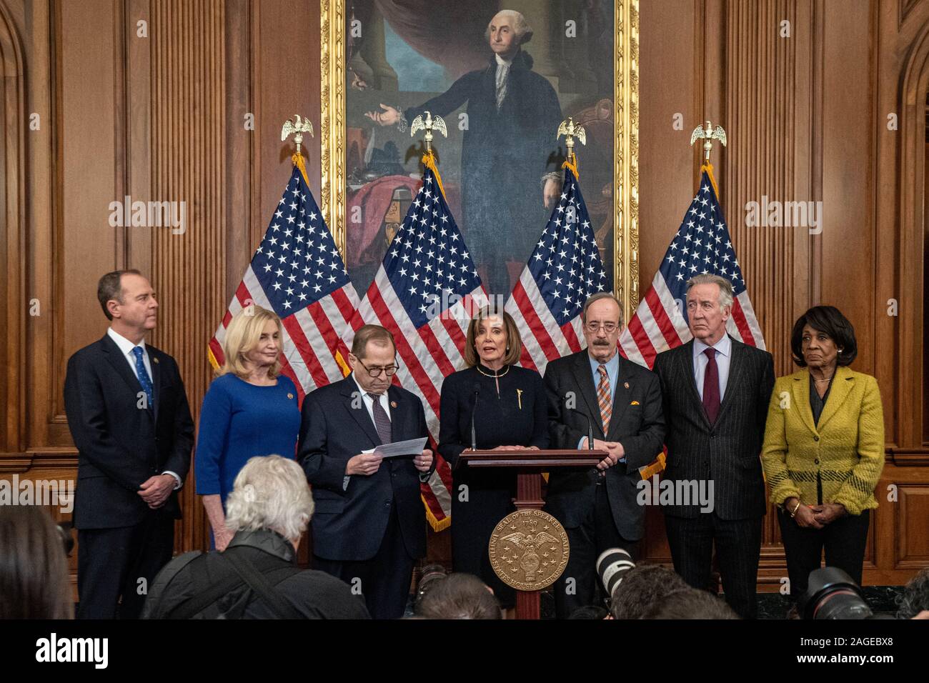 Altoparlante della Camera dei rappresentanti degli Stati Uniti Nancy Pelosi (D-CA), centro, parla al premere lungo il lato House Comitato Giudiziario Presidente Jerrold Nadler (D-NY), centro a sinistra, il presidente del Comitato sost. Adam Schiff (D-CA), a sinistra e di altri leader democratici dopo che il Parlamento aveva votato a impeach presidente Donald John Trump sulla Capitol Hill dic. 18, 2019, Washington DC. Questa è la quarta volta che un Presidente americano ha affrontato impeachment. Il presidente è accusato di ostruzione del Congresso e abuso di potere. Photo credit: Ken Cedeño/Sipa USA Foto Stock