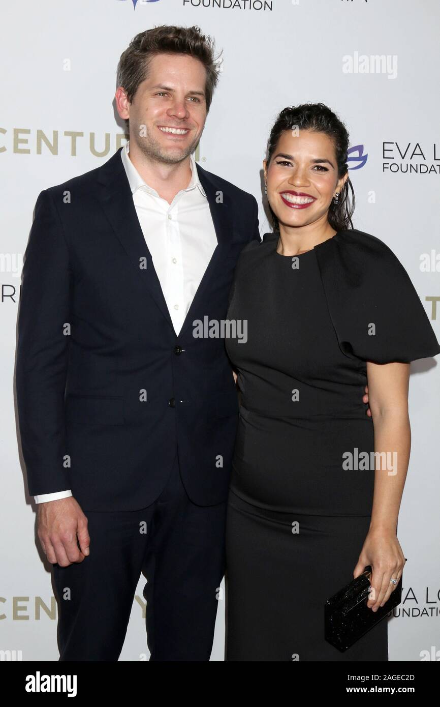 2019 Eva Longoria Foundation Gala al Four Seasons Los Angeles at Beverly Hills il 15 novembre 2019 a Los Angeles, CA dotata di: Ryan Piers Williams, America Ferrara dove: Los Angeles, California, Stati Uniti quando: 16 Nov 2019 Credit: Nicky Nelson/WENN.com Foto Stock