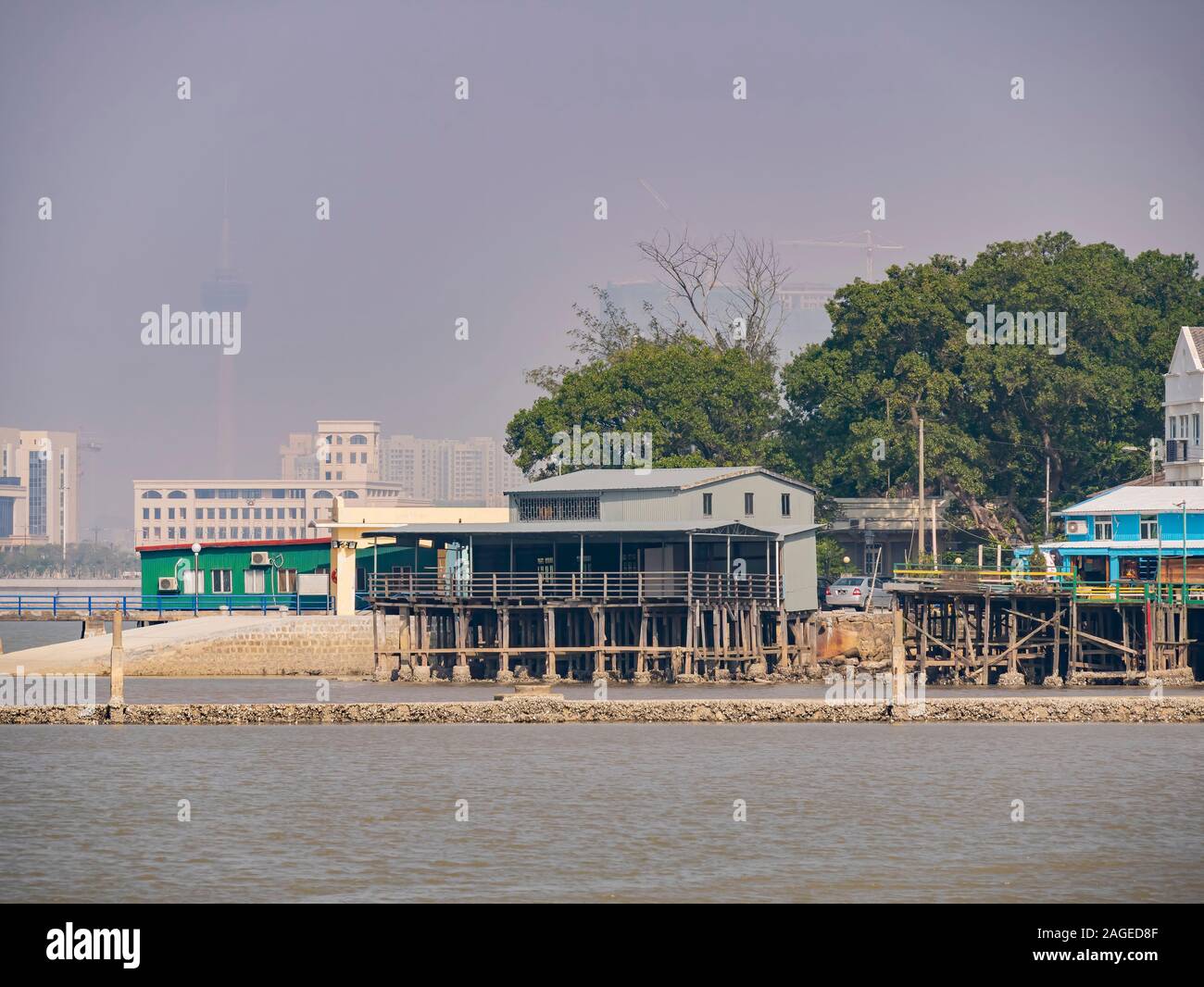 Pomeriggio soleggiato vista dell'antico borgo di pescatori a Foto Stock