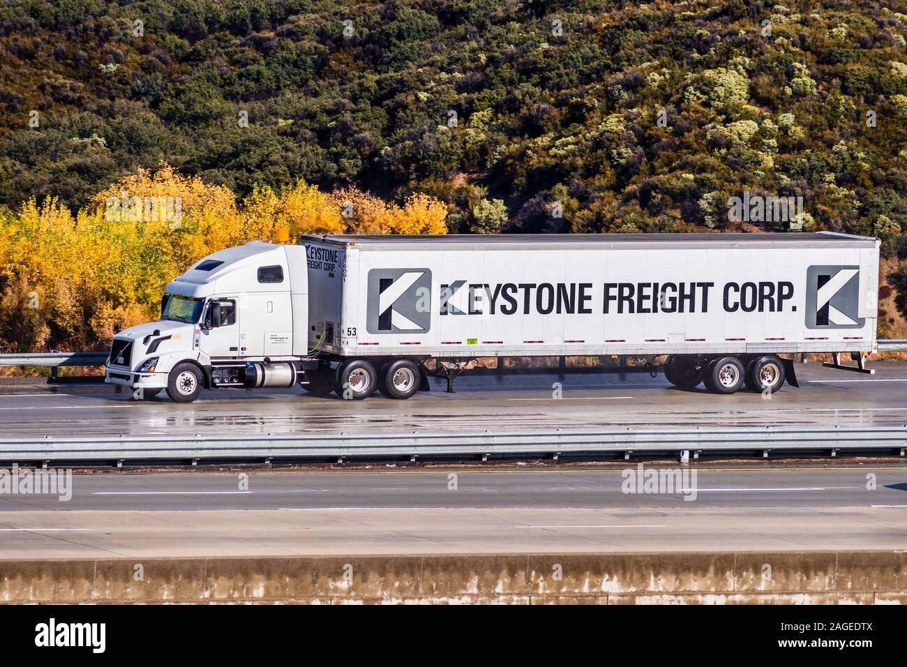 8 dicembre, 2019 Los Angeles / CA / STATI UNITI D'AMERICA - Keystone Freight Corp. carrello guida in autostrada; Keystone Freight Corp. è una società di vendita al dettaglio nazionale Sy Foto Stock