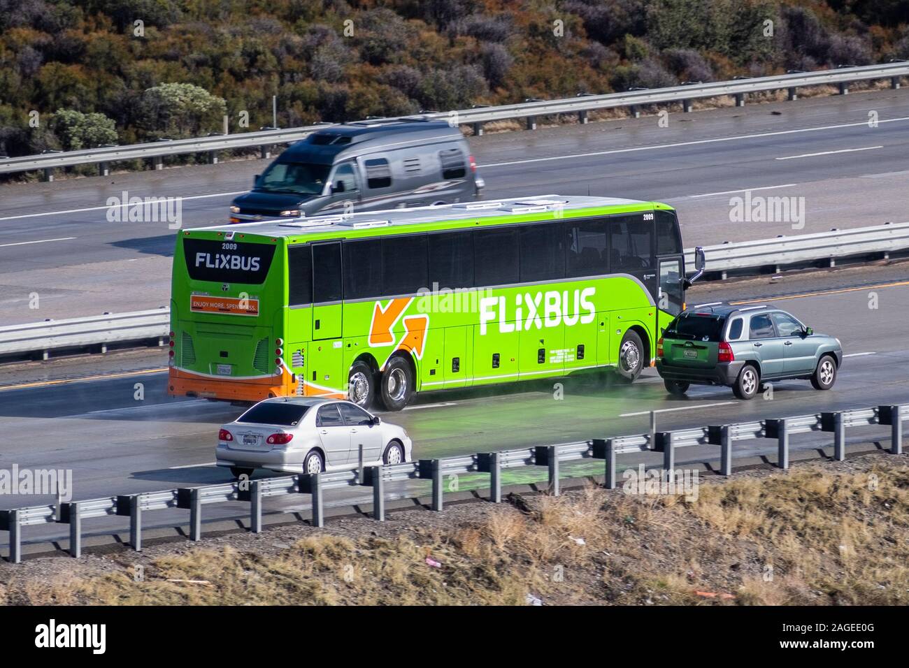 8 dicembre, 2019 Los Angeles / CA / STATI UNITI D'AMERICA - FLiXBUS a veicolo in marcia sulla Interstate nella contea di Los Angeles; Flixbus è un marchio tedesco di proprietà di FlixMobility Foto Stock