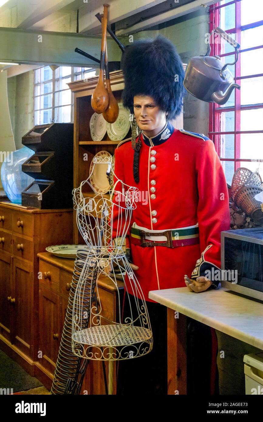 Royal Guardsman uniforme e busby hat nel negozio di antiquariato Foto Stock