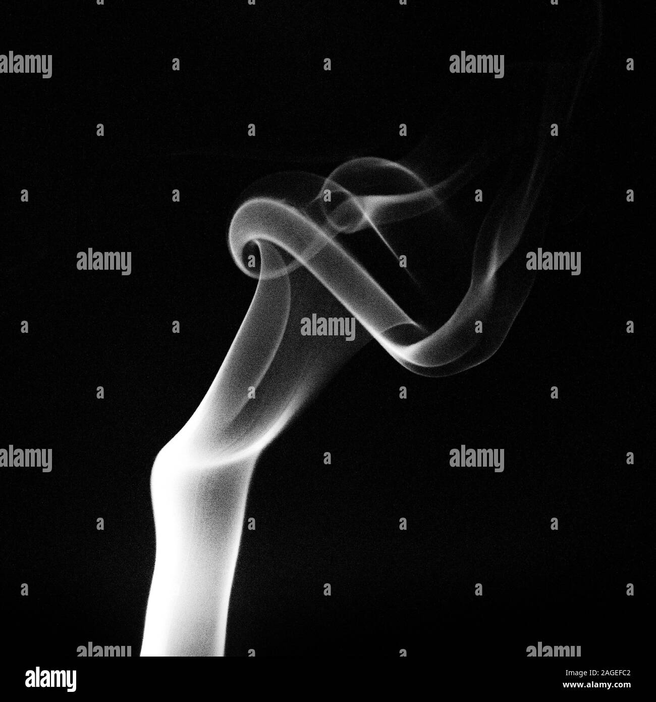 Fotografia di natura morta ripresa di fumo su sfondo nero - ottimo per uno sfondo fresco Foto Stock