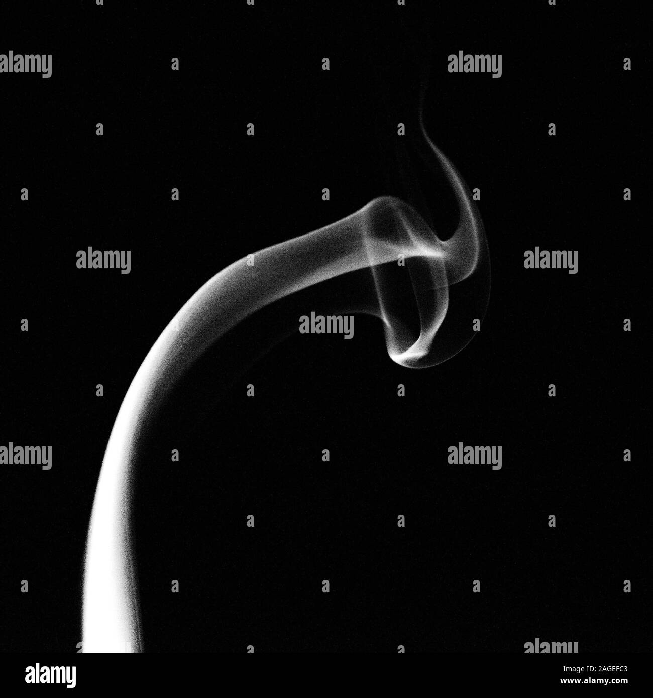 Fotografia di natura morta ripresa di fumo su sfondo nero - ottimo per uno sfondo fresco Foto Stock