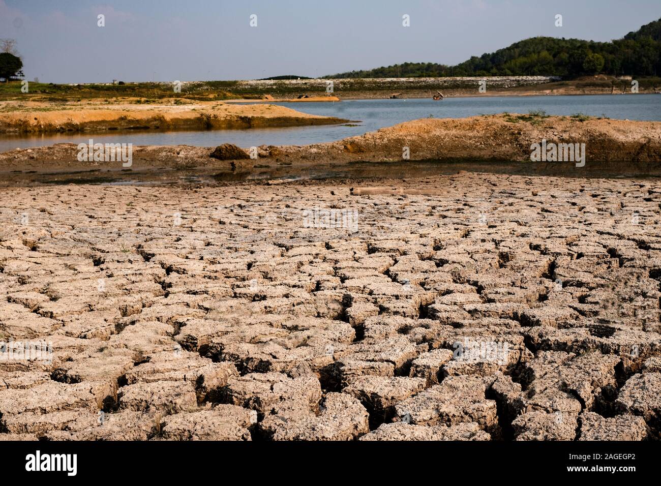 È incrinata e il terreno asciutto in zone aride del paesaggio Foto Stock