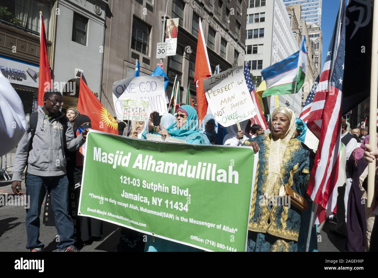 Gruppo dalla moschea in Queens prepararsi a marzo nel giorno musulmano Parade di New York City, 2012. Foto Stock