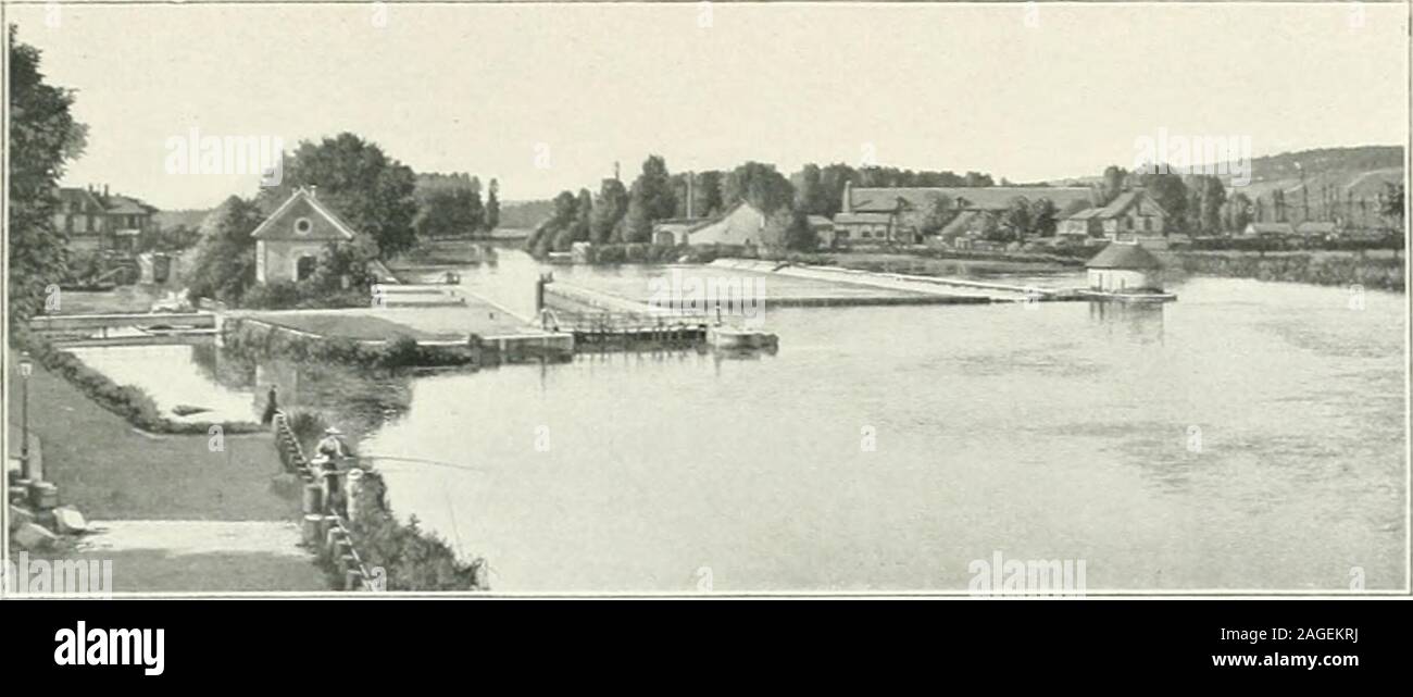 . Album géographique: La France eentre le Rbône, la Saône et lAin offre il lun des paysages les plus piUo-rosques de France. Couverte dun limon argileux qui marque lemplace-mento fare lancien Glacier du Khùne aux géologiques âges antérieurs, elleest couverte dun grand nombre délangs ou de marécages qui, pendantlongtemps, rendirent la vie humaiûe précaire, misérable et courte.Anjourdhin encore les ijarties où les étangs sont le plus nombreux donn&LT;^nt ce même sentiment de tristesse et de pauvreté. Mais, de plusen plus lagriculLure, grâce un dhabiles travaux de drenaggio, conquit lesanciens district Foto Stock