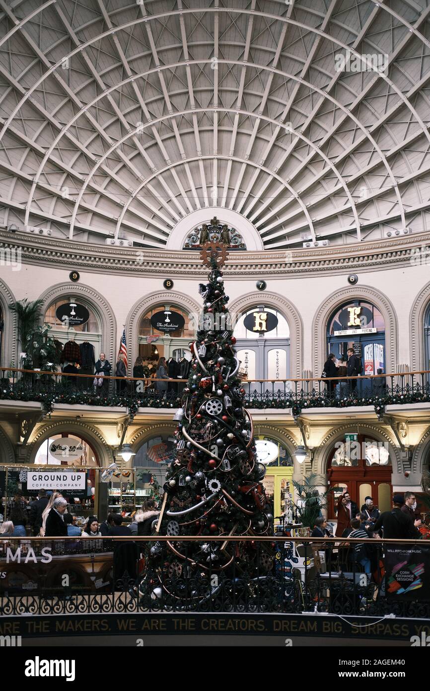 LEEDS, Regno Unito - Dic 07, 2019: Natale decorazioni all'interno della storica Leeds Corn Exchange Building Foto Stock