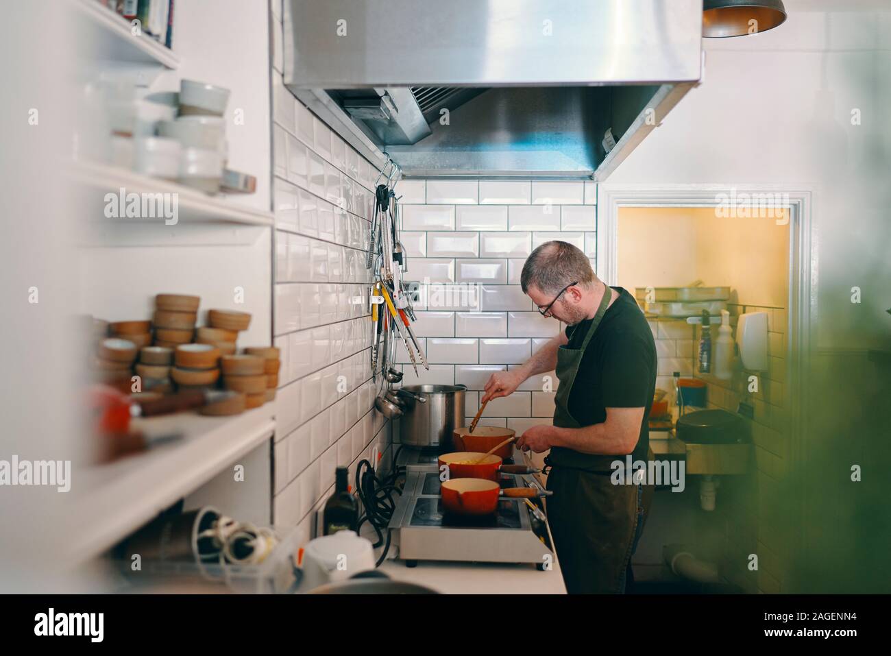 Lo chef prepara il cibo in cucina Foto Stock