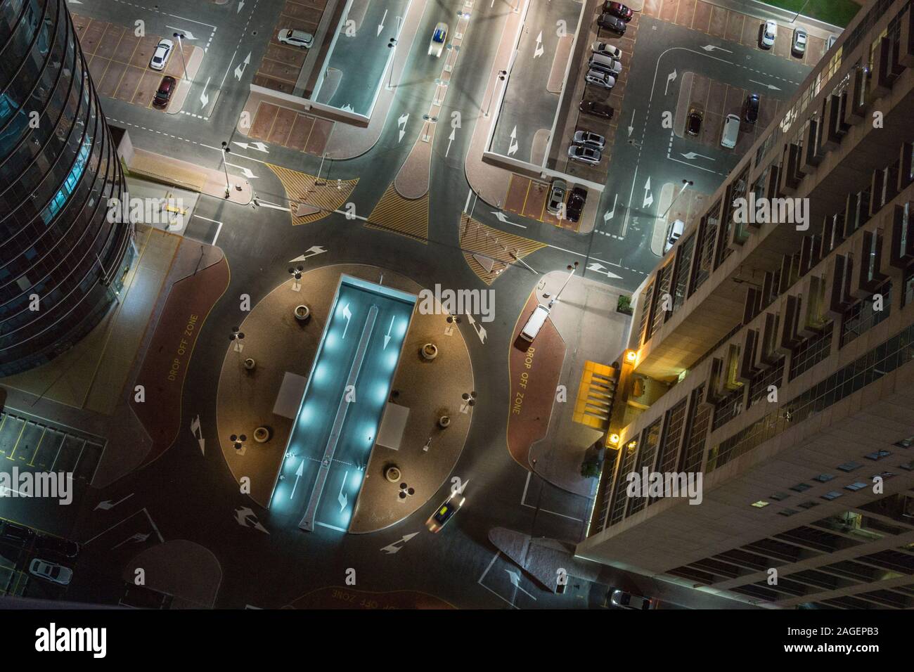 Vista dall'alto, scena notturna, parcheggio sotto gli edifici degli uffici, Dubai, Emirati Arabi Uniti Foto Stock