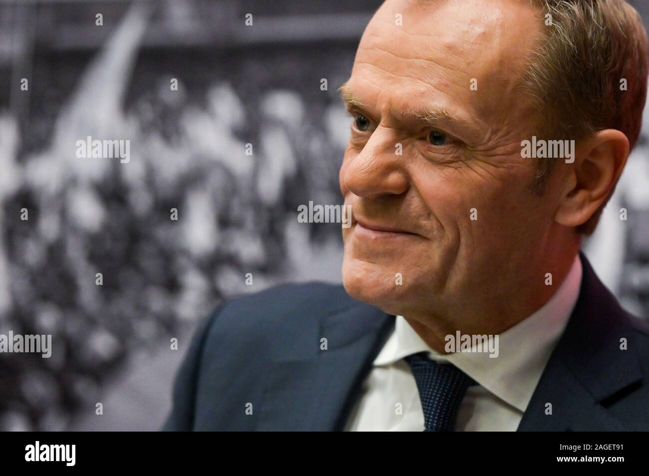 Gdansk, Polonia. Xviii Dicembre, 2019. Donald Tusk durante l'evento.Donald Tusk prenota promozione evento si è tenuto presso la solidarietà europea centro, Donald Tusk è co-fondatore del liberale democratica Congresso e piattaforma civile (Platforma Obywatelska), una volta che un Primo Ministro di Polonia e presidente del Consiglio europeo e ora il presidente del Partito popolare europeo. Credito: SOPA Immagini limitata/Alamy Live News Foto Stock