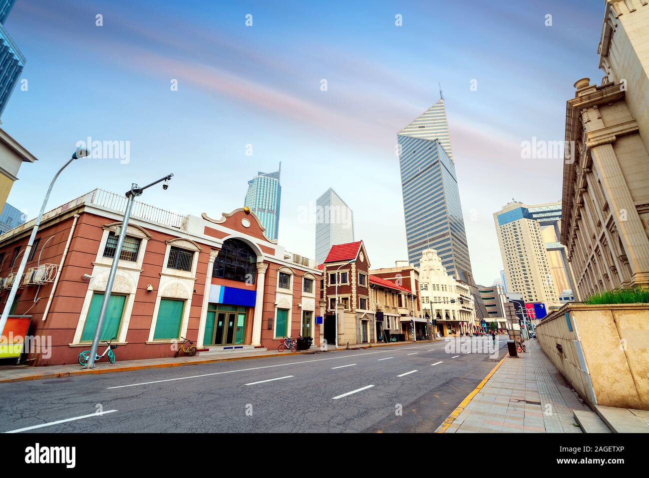 Il cinese e l'architettura occidentale sulla strada, Tianjin, Cina. Foto Stock