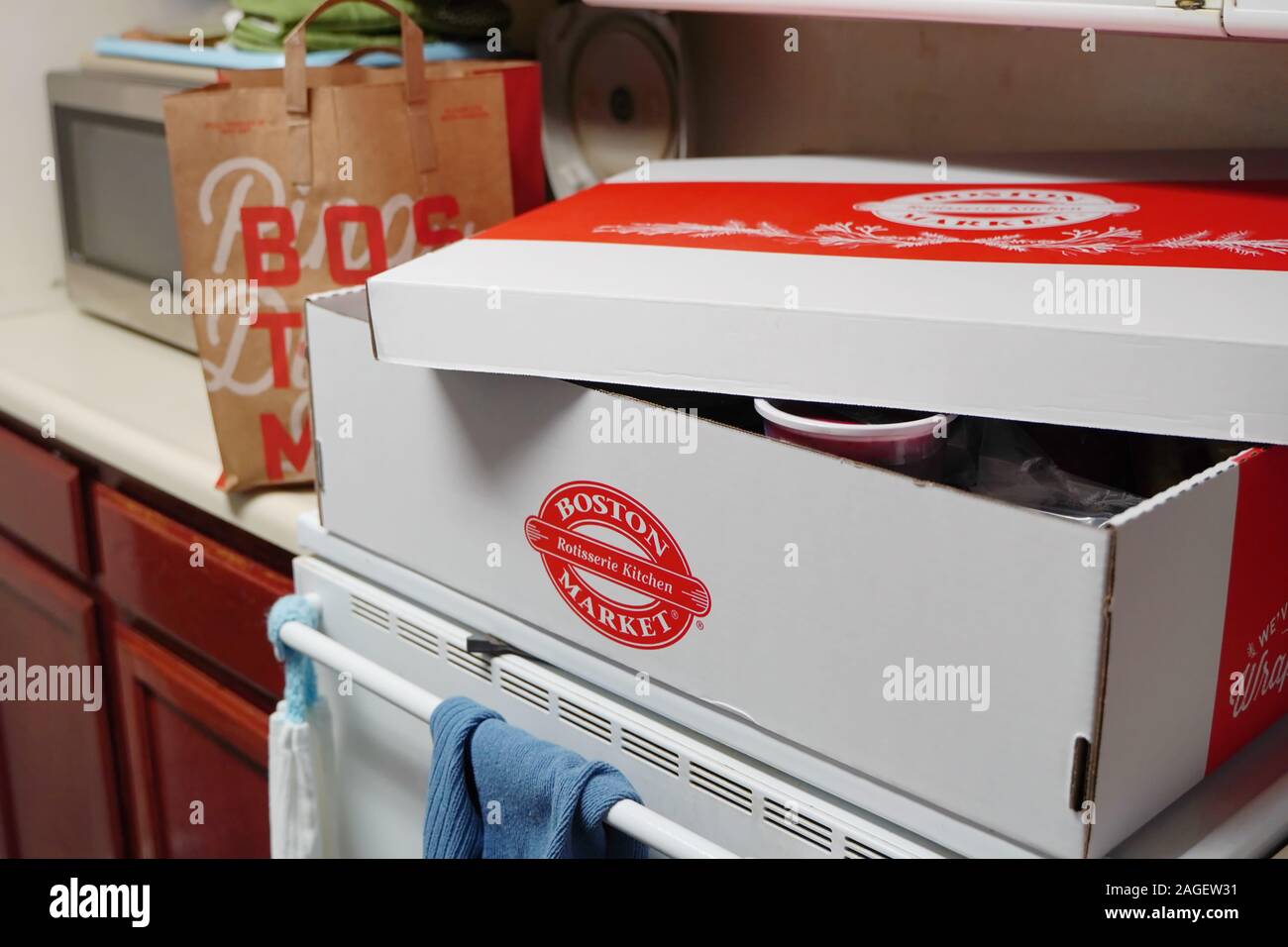 Middletown, CT / STATI UNITI D'America - 27 Novembre 2019: Holiday catering kit pasto fatta dal Mercato Boston pronto per essere riscaldato poi servito Foto Stock