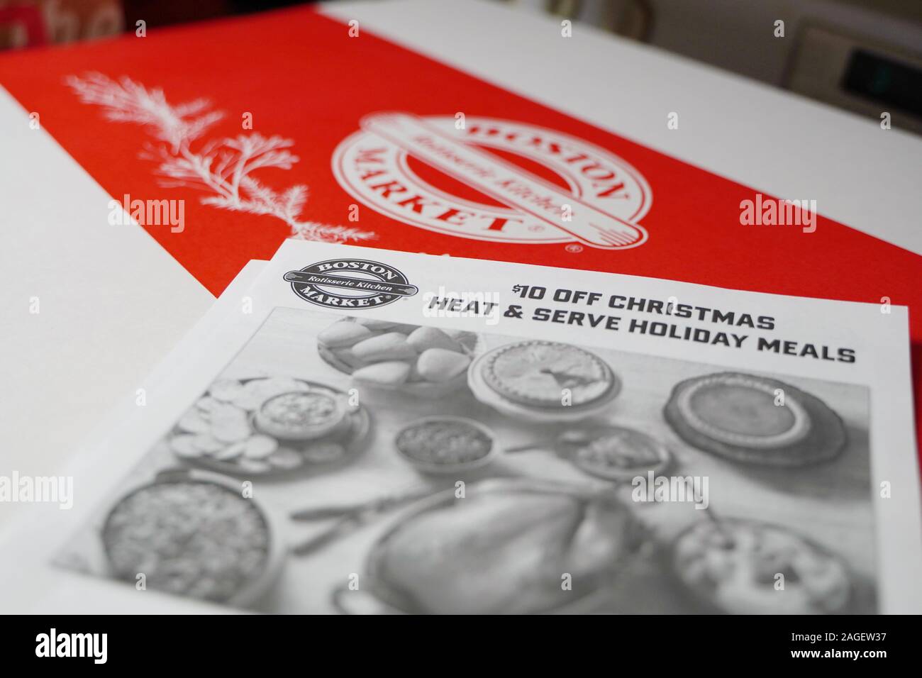 Middletown, CT / STATI UNITI D'America - 27 Novembre 2019: Holiday catering kit pasto fatta dal Mercato Boston pronto per essere riscaldato poi servito Foto Stock