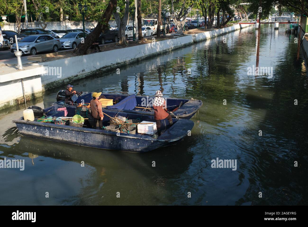 I dipendenti del comune di Bangkok in una barca sul canal Klong Lotto (Klong Lod / Klong signore) nell'area della città vecchia di Bangkok, Thailandia, la raccolta di rifiuti Foto Stock