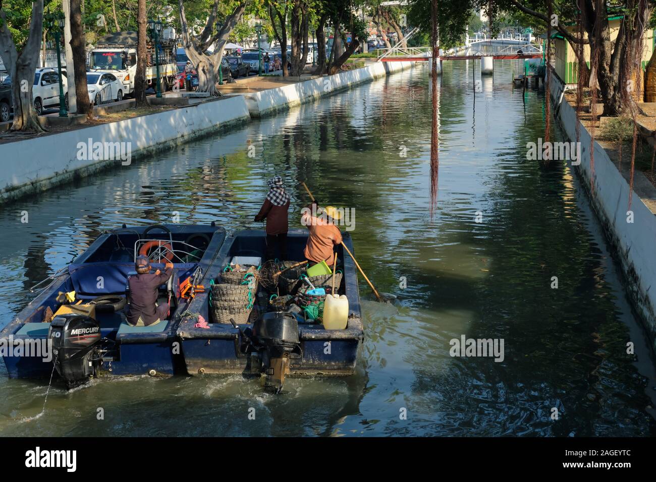 I dipendenti del comune di Bangkok in una barca sul canal Klong Lotto (Klong Lod / Klong signore) nell'area della città vecchia di Bangkok, Thailandia, la raccolta di rifiuti Foto Stock