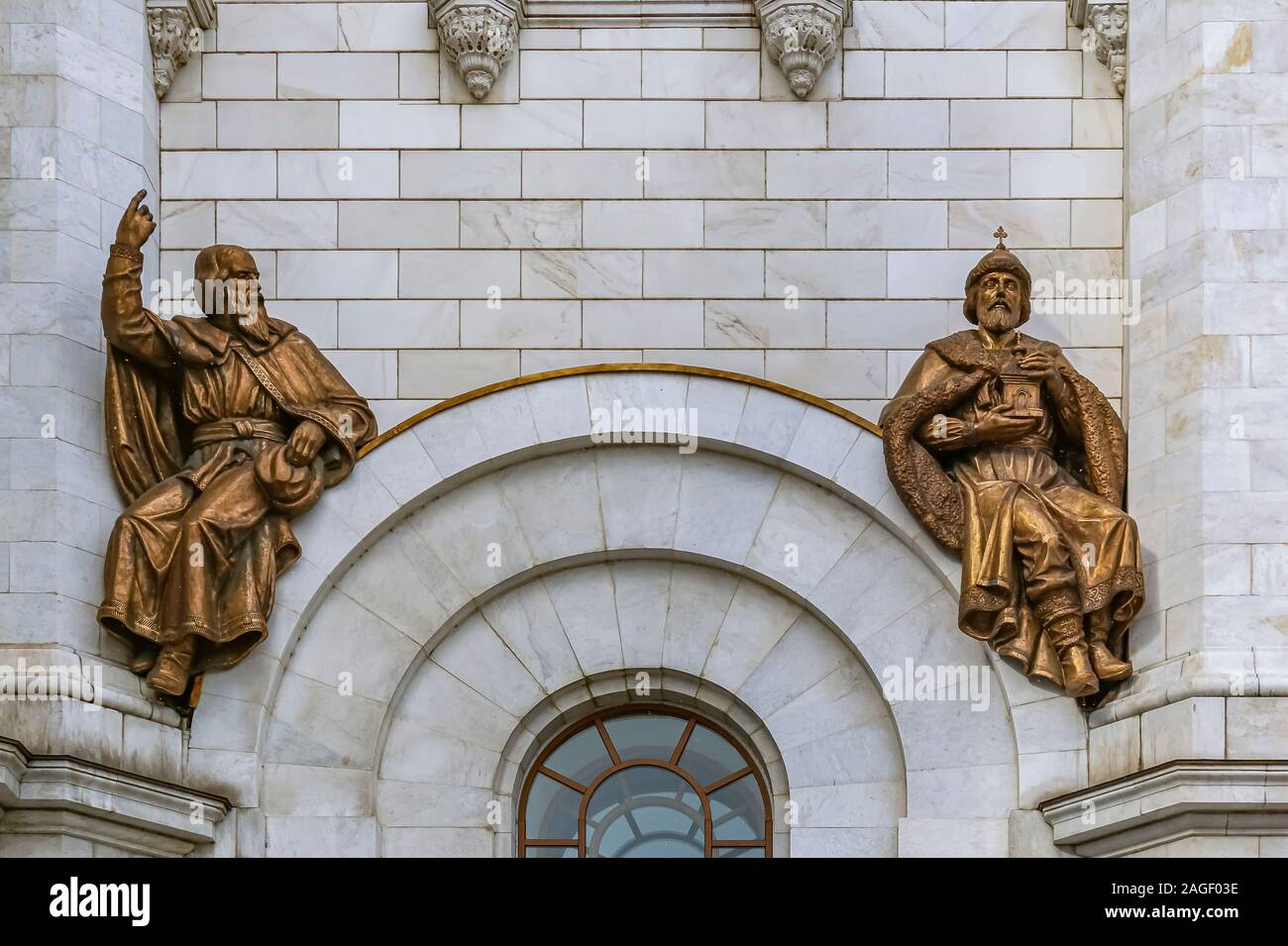 Close up di dettagli architettonici della facciata della famosa cattedrale ortodossa di Cristo Salvatore in un giorno nuvoloso a Mosca, Russia Foto Stock